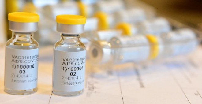 La Agencia Europea confirma un "posible vínculo" de la vacuna de Janssen con "casos muy raros" de trombos, pero respalda su uso