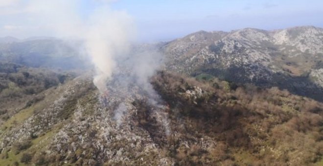Activos dos incendios en Voto y Arenas de Iguña de los diez provocados este sábado en Cantabria