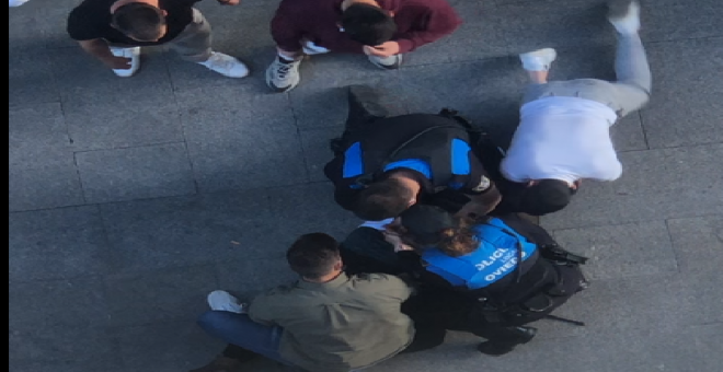 [Vídeo] Cuatro policías reducen y detienen a un joven en el Oviedo Antiguo