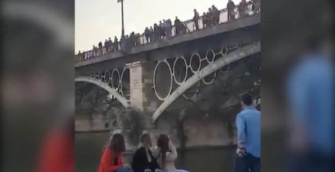 Sevilla teme que se convierta en una moda lanzarse desde el puente al Guadalquivir