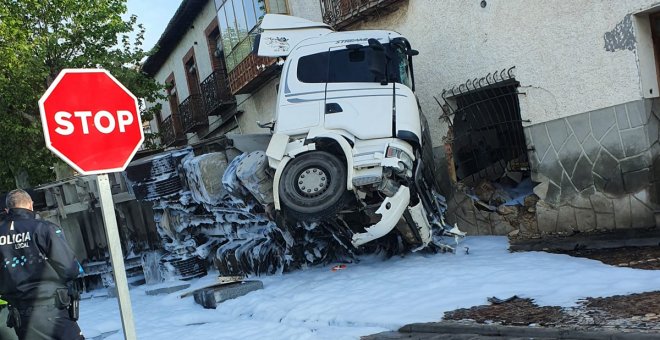 Impactante colisión de un camión contra una panadería en Orgaz