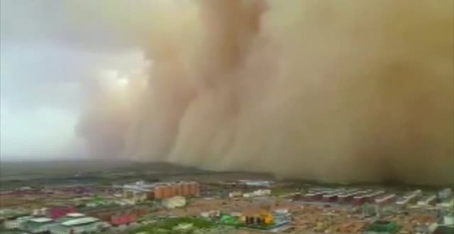 Una tormenta de arena del Gobi avanza por Mongolia interior