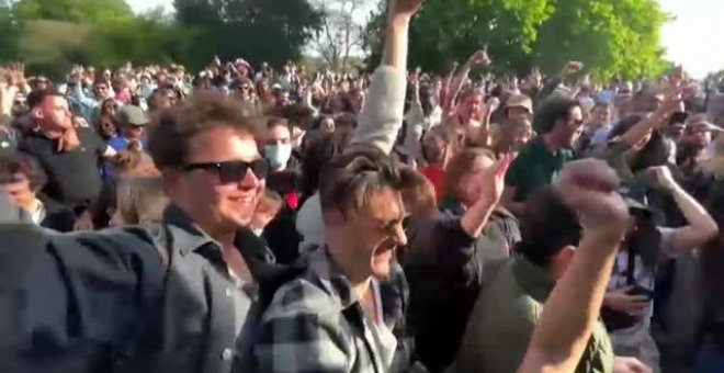 Alrededor de 300 jóvenes desafiaron al gobierno con una fiesta ilegal en un parque parisino