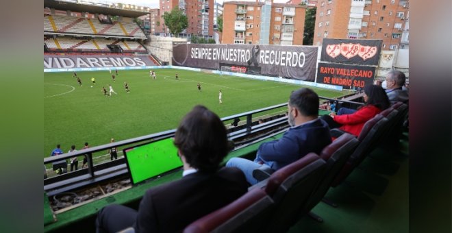 "Una temporada sin ir al estadio y ahora se sientan unos reaccionarios en el palco": críticas a la directiva del Rayo por invitar a los líderes de Vox a un partido