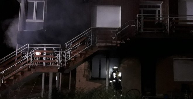 Extinguido un incendio en una vivienda okupada de Sarón sin heridos