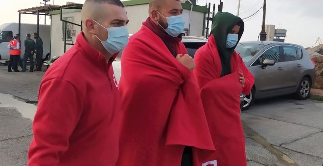 La juventud marroquí se lanza a cruzar a nado la frontera con Ceuta y el Gobierno acuerda su devolución