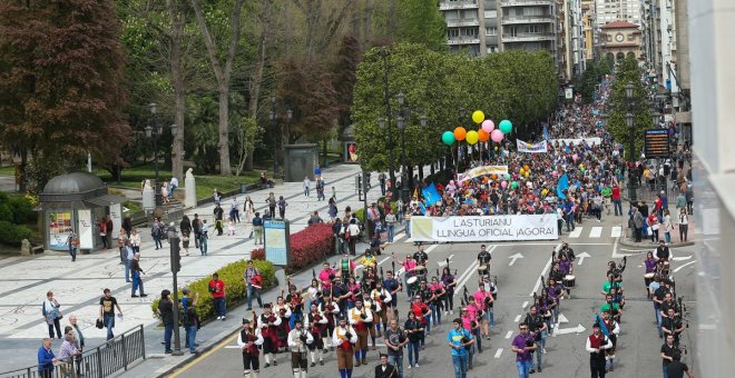 La XDLA va festeyar el Día de les Lletres con un mosaicu de banderes pola oficialidá