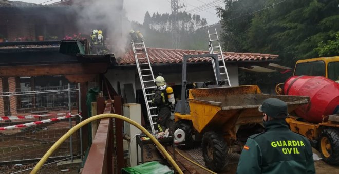 Extinguido un incendio en un garaje de Treceño