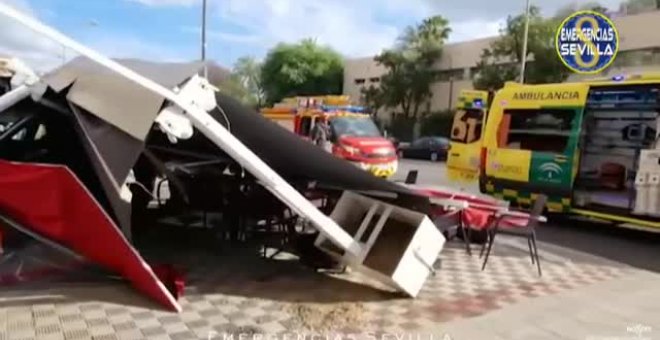 Cuatro heridos al empotrarse un coche contra la terraza de un bar en Sevilla