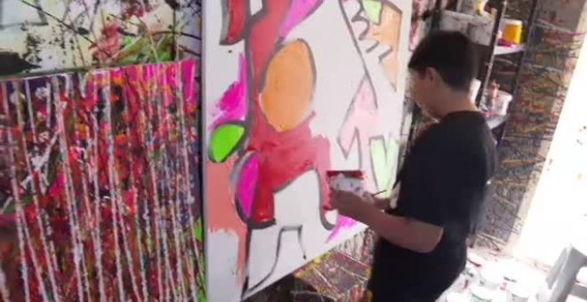 Juanito es ya una referencia en el mundo de la pintura expresionista abstracta
