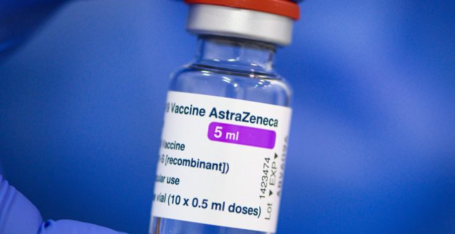 Sanidad y comunidades autónomas posponen la decisión sobre la segunda dosis de AstraZeneca y amplían de 12 a 16 semanas el intervalo entre dosis