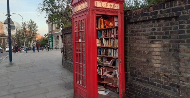 Las cabinas telefónicas británicas se reconvierten en cafeterías, bibliotecas o desfibriladores