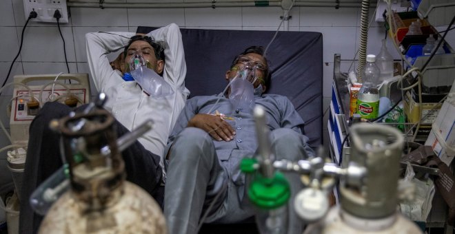 Expertos advierten en la India del peligro de intentar fabricar oxígeno en casa