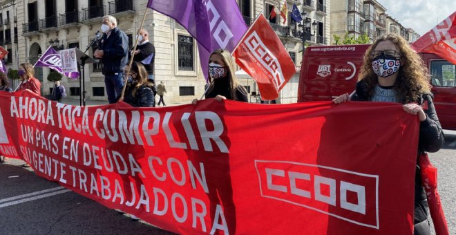 Unas 200 personas se concentran en Santander para reivindicar los derechos laborales tras la "larga pesadilla" del Covid