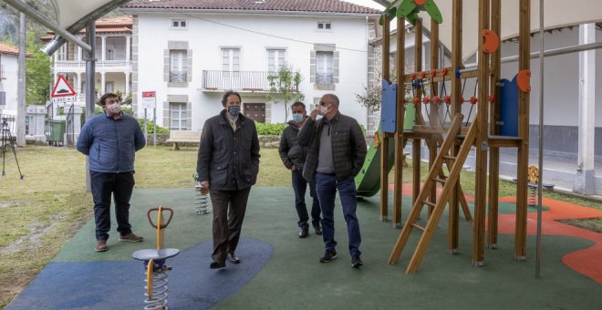 Obras Públicas cubre un parque infantil y mejora el acceso a Socueva