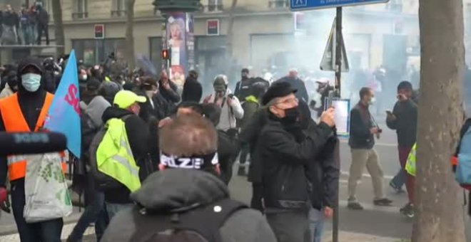 La Policía francesa carga en la manifestación del 1 de Mayo en París