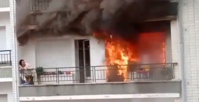 Los bomberos de Castro rescatan a una mujer atrapada en el balcón de su vivienda en llamas y tres personas resultan heridas