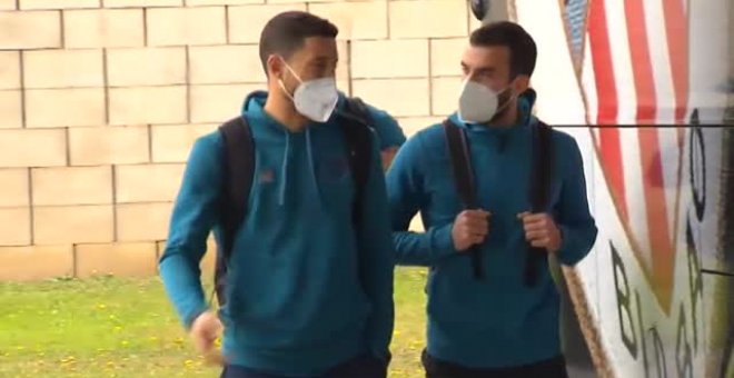 Los jugadores del Sevilla y del Athletic Club se preparan para el encuentro de esta noche