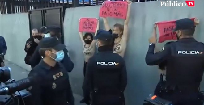 Femen protesta en el colegio electoral donde vota Rocío Monasterio