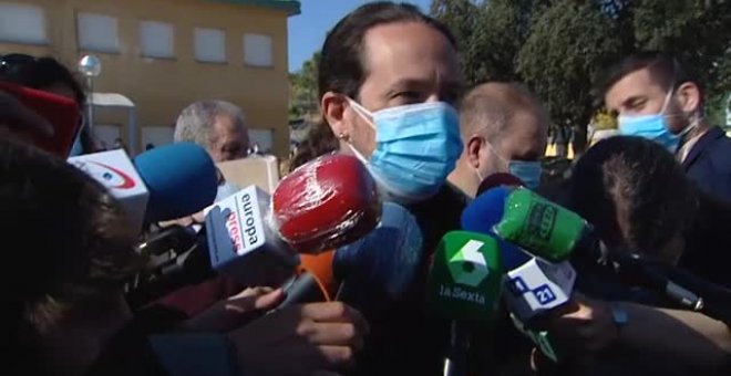 Los candidatos a presidir la Comunidad de Madrid hacen cola para votar en los colegios electorales