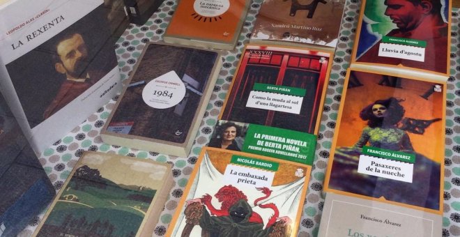 Mediu centenar de llibreríes súmense al Día del Llibru Asturianu