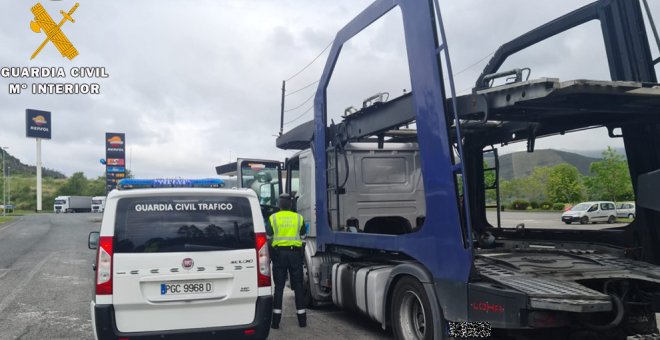 Auxiliado el conductor de un camión que circulaba desorientado y dando bandazos por la A-8 tras golpearse la cabeza