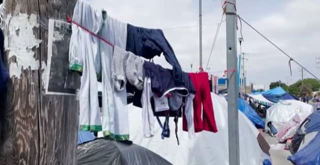 Dos mil migrantes malviven en un campamento en Tijuana a la espera de poder cruzar la frontera de México con EEUU