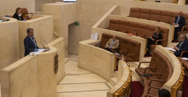 La oposición rechaza que Revilla comparezca en el Parlamento para explicar las medidas contra el Covid-19 y la polémica por la comida
