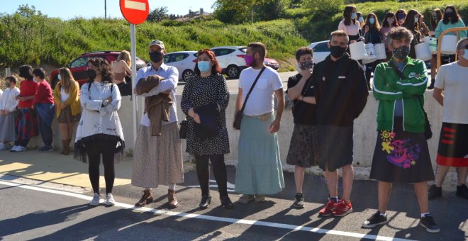 Alumnos y alumnas de institutos gallegos acuden con faldas en protesta contra quienes les discriminan por su vestimenta