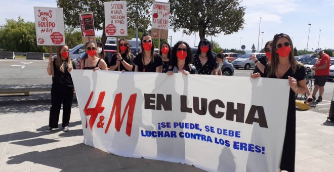 La plantilla de H&M en Cantabria critica que la firma resuelva con despidos y recortes su "falta de planificación"