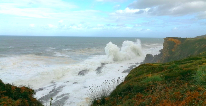 Fuertes rachas de viento y un intenso oleaje ponen en riesgo a Cantabria y a otras cuatro provincias este jueves