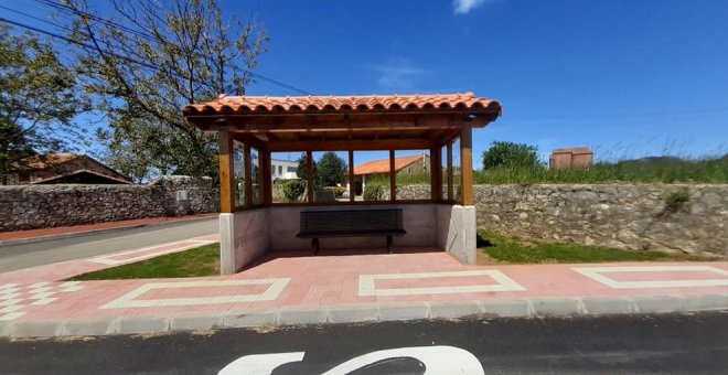 El Ayuntamiento construye una nueva marquesina de autobús en Escobedo