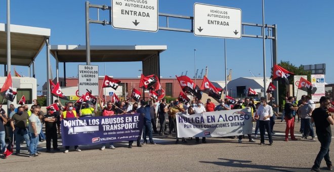 Els camioners busquen bloquejar el port de València per denunciar l'"arbitrarietat" pel que fa als sous del sector