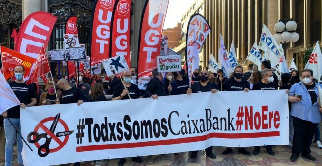 Junta de accionistas de CaixaBank marcada por el ERE y la subida de sueldos de sus directivos