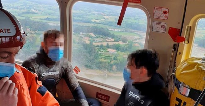 Rescatados en helicóptero dos buceadores que no podían regresar a la costa en la zona del Faro de Ajo y presentaban hipotermia