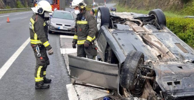 Dos heridos tras volcar con su coche en la A-67 en Campoo de Enmedio