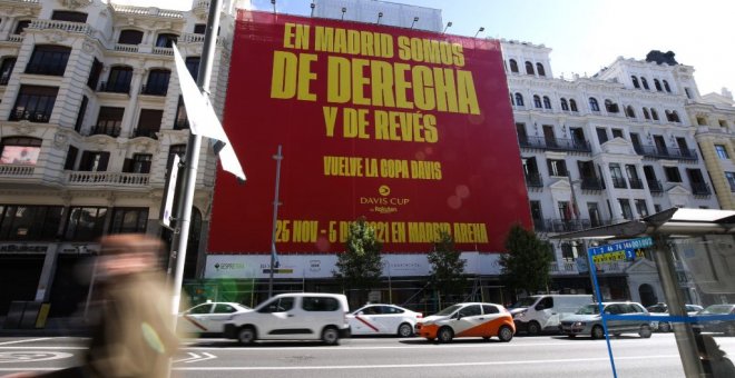"En Madrid somos de derecha y de revés": la llamativa lona que anuncia la Copa Davis en la Gran Vía de Madrid