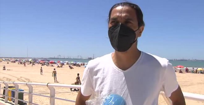 Los turistas llenan las playas y las terrazas de Cádiz