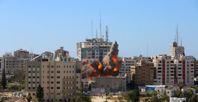 Israel derriba en un bombardeo en Gaza una torre de 14 plantas sede de AP, Al Jazeera y otros medios