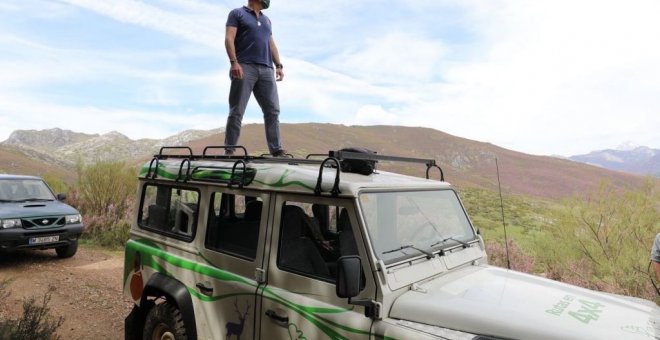 Cachondeo en Twitter por una foto de Ortega Smith subido al techo de un jeep para "defender el arte románico"