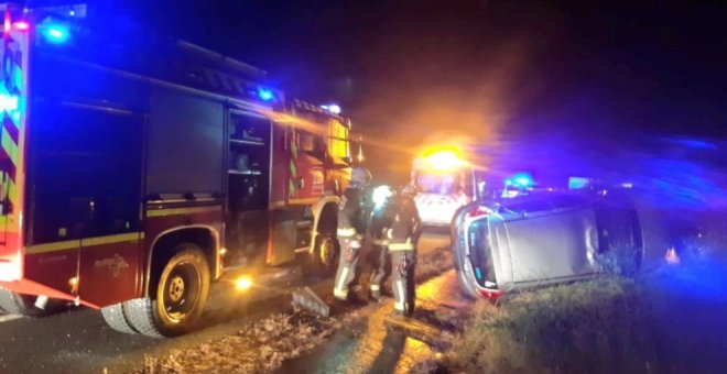 Dos heridas leves tras volcar su vehículo en la A-8 en Cabezón de la Sal