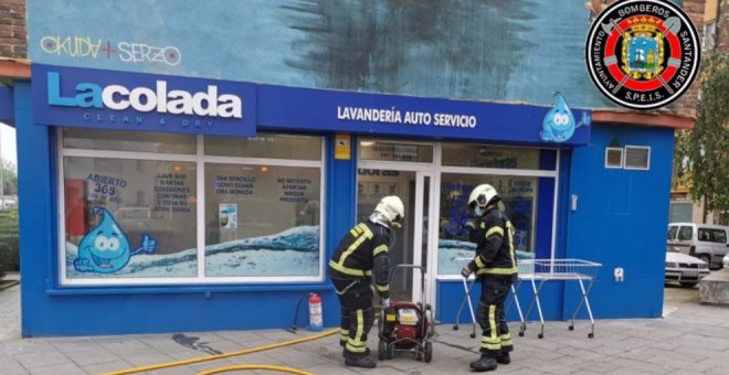 Los bomberos sofocan un incendio en una lavandería de autoservicio de Santander