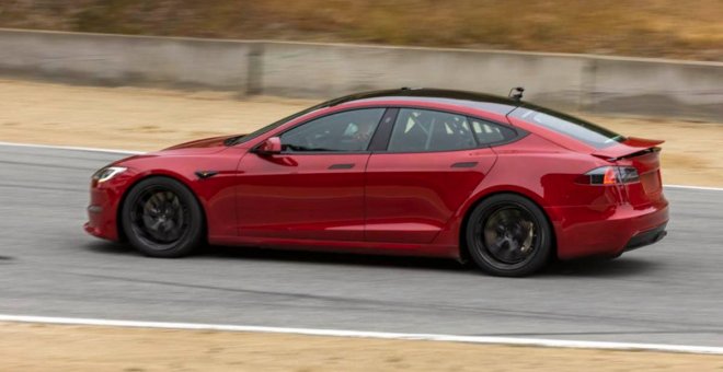 Tesla sorprende a todos con el spoiler trasero retráctil del Model S Plaid+
