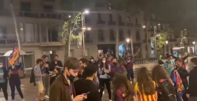 Decenas de jóvenes celebran en Canaletas la victoria del Barça femenino en la Champions