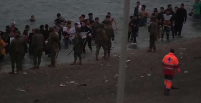 El Ejército se despliega en la playa del Tarajal para intentar controlar la entrada masiva de migrantes en Ceuta