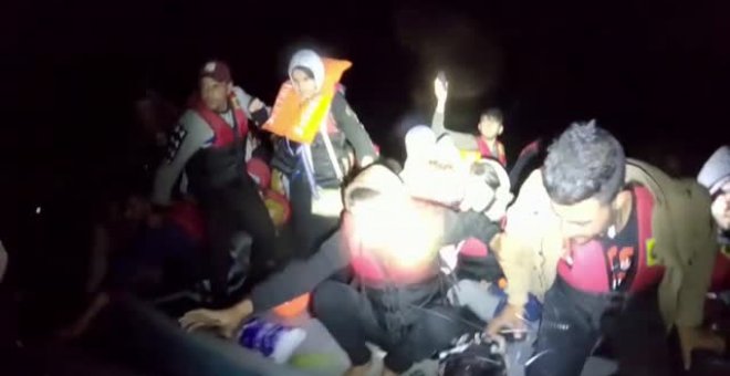El barco de rescate alemán pidió ayuda para buscar un puerto seguro tras rescatar a más de 400 inmigrantes