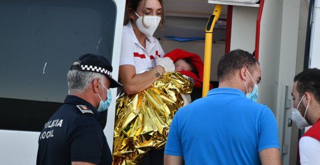 Un voluntario de la Cruz Roja salva la vida a una bebé atrapada en la valla de Ceuta