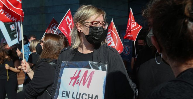 Protesta de las trabajadoras de H&M en Parque Principado contra el "ERE abusivo" de la empresa