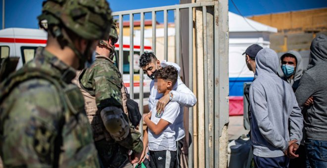 España pacta con Marruecos la entrega de grupos de hasta 40 migrantes cada dos horas a través de la frontera de El Tarajal