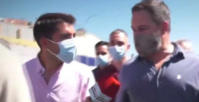 Abascal va a Ceuta a hacerse la foto y un reportero de Cuatro le retrata